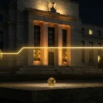 FOMC 기준금리 동결 — 연준 건물과 평평하게 멈춘 금리선, 비트코인